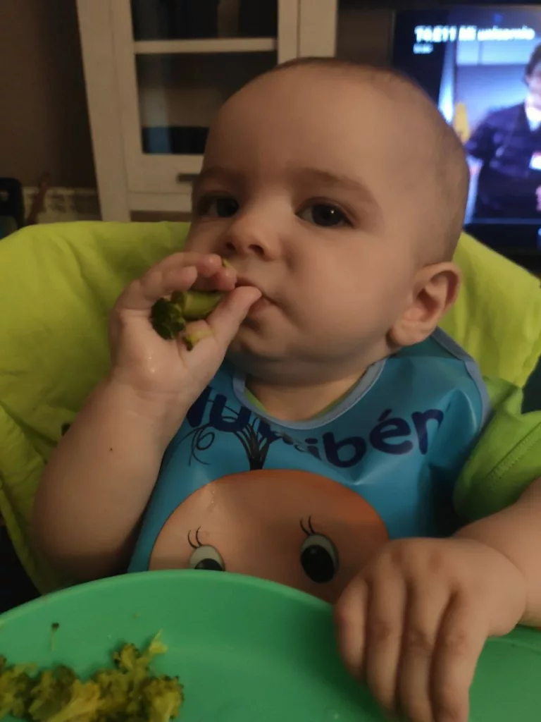 Pablo-eating-broccoli