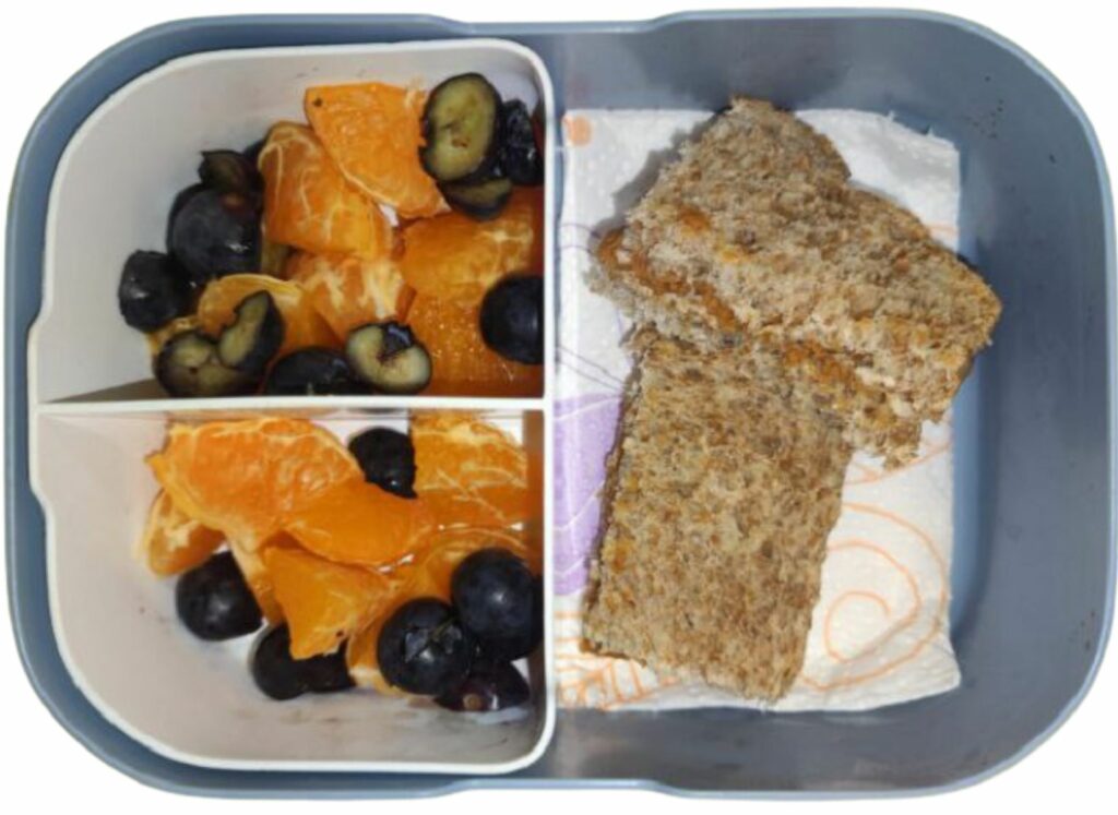 Tangerine-blueberries-and-whole-wheat-peanut-butter-sandwich