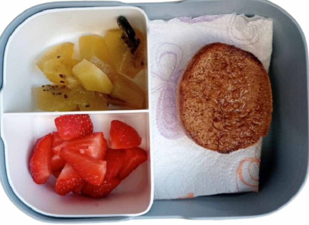 Kiwi-strawberries-and-whole-wheat-toast-with-EVOO
