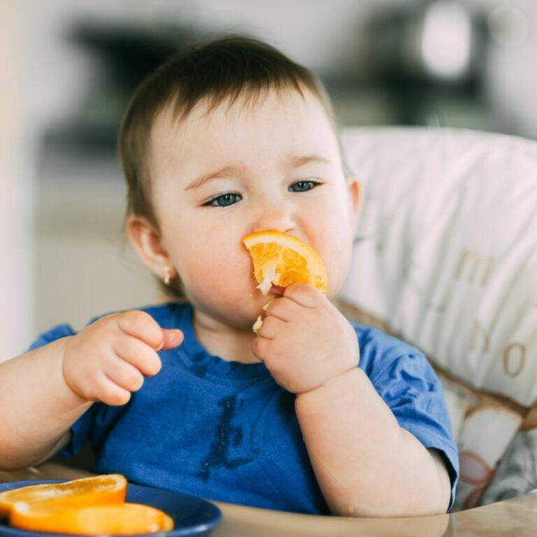 Baby-eating-orange-BLW